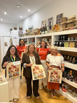 , Cristina Ayala, junto a representantes de las organizaciones.