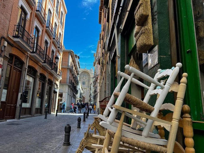 Un comercio tradicional en el entorno de la catedral de Granada.