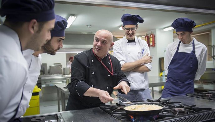 Archivo - Una clase de la Escuela de Hostelería Fernando Quiñones de la Diputación de Cádiz. ARCHIVO.