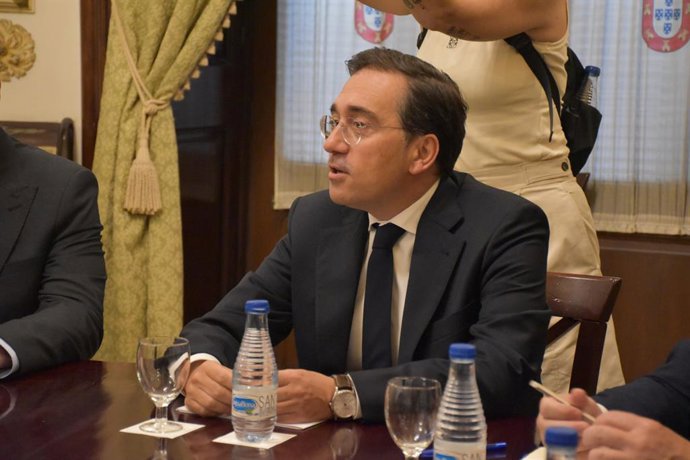El ministro de Asuntos Exteriores, Unión Europea y Cooperación, José Manuel Albares, se reúne con el presidente de la Ciudad Autónoma de Ceuta, Juan Jesús Vivas Lara, en el Palacio de la Asamblea, a 11 de agosto de 2026, en Ceuta (España). Albares se tras