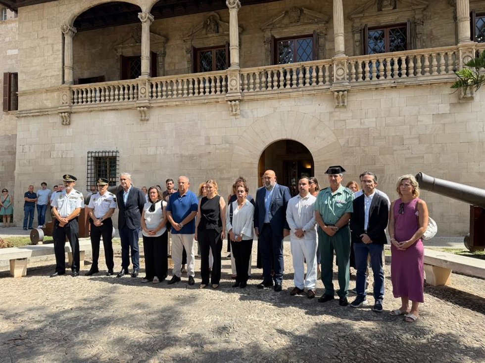 La presidenta del Govern, Marga Prohens; el alcalde de Palma, Jaime Martínez, y la cónsul de Colombia en Palma, Francia Rodríguez, entre otras personalidades institucionales en el acto de minuto de silencio frente a Consolat de Mar.