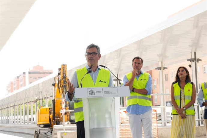 El ministro de la Presidencia, Justicia y Relaciones con las Cortes, Félix Bolaños, atiende a los medios en la visita a las obras de la estación intermodal de Almería.