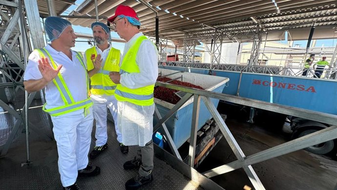El delegado del Gobierno en Extremadura, José Luis Quintana, visita la planta de Conesa en Villafranco del Guadiana