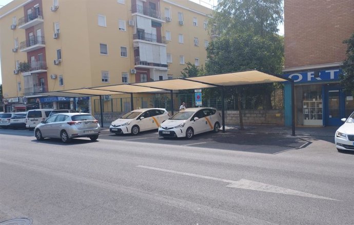 Toldos instalados en la parada de taxi del Hospital Virgen del Rocío
