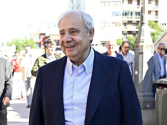Fernando Martínez de Irujo se deshace en elogios hacia Roca Rey, novio de su sobrina Tana Rivera