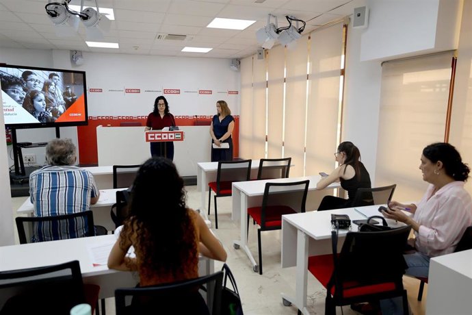 Imagen de las secretarias de Juventud y Empleo del sindicato, María Núñez y Trinidad Gallardo.