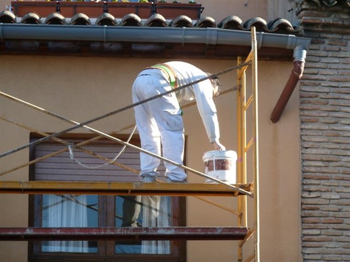 Archivo - Trabajador andamio obra seguridad jornada laboral accidente