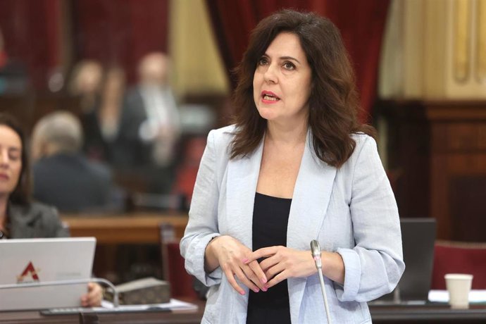 Archivo - La consellera de Familia y Bienestar Social, Sandra Fernández, durante una sesión plenaria en el Parlament balear, a 4 de noviembre de 2025, en Palma de Mallorca, Mallorca, Islas Baleares (España).