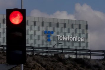 Archivo - Fachada de la sede de Telefónica, en Madrid (España)