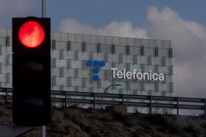 Archivo - Fachada de la sede de Telefónica, en Madrid (España)