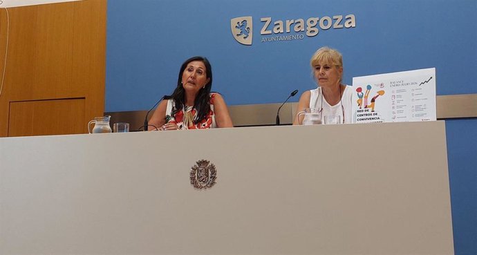 La concejala delegada del Mayor del Ayuntamiento de Zaragoza, Paloma Espinosa, y la jefa de la Unidad del Mayor, Fernanda Blasco.