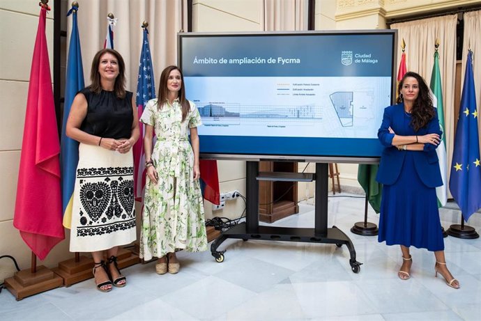 La portavoz del equipo de gobierno, Elisa Pérez de Siles, junto con las concejalas Carmen Casero y Alicia Izquierdo