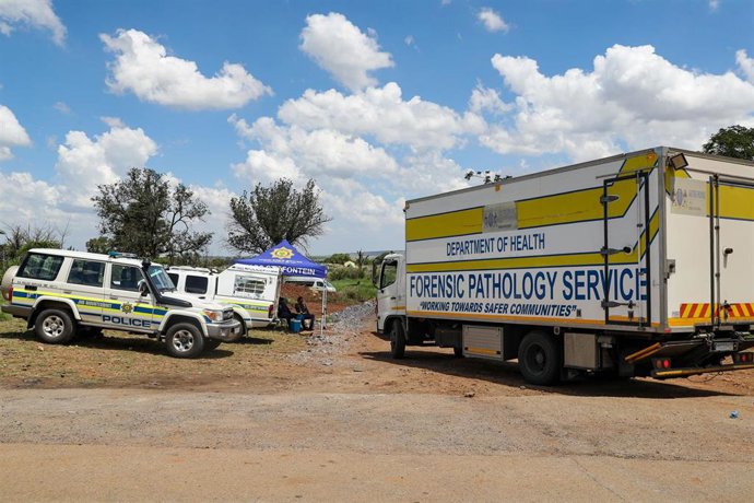 Archivo - Vehículos cerca del lugar de una operación de rescate en una mina de oro abandonada en Stilfontein, provincia del Noroeste, Sudáfrica  