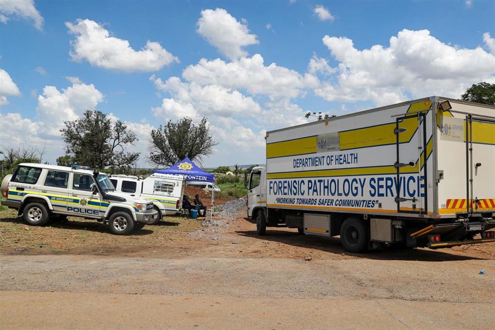 Archivo - Vehículos cerca del lugar de una operación de rescate en una mina de oro abandonada en Stilfontein, provincia del Noroeste, Sudáfrica  