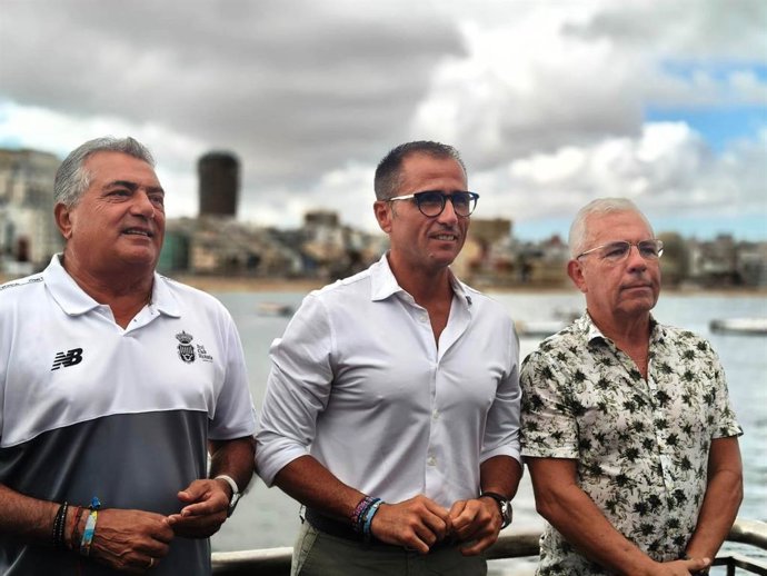El presidente del Real Club Victoria, Juan Ortega, junto  al viceconsejero de Actividad Física y Deportes del Gobierno de Canarias, Ángel Sabroso,  y el experto divulgador de la prevención y la seguridad acuática Sebastián Quintana