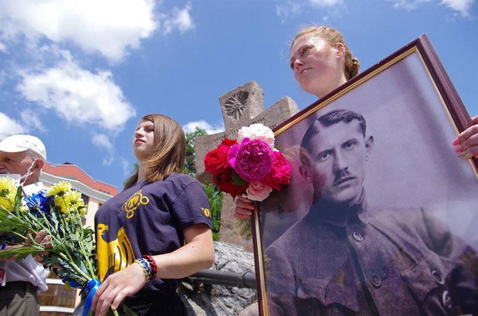 Archivo - Arquivo - 14 de junho de 2020, Poltava, Ucrânia: KIEV, UCRÂNIA - 14 DE JUNHO DE 2020 - Uma mulher segura um retrato do político nacionalista ucraniano Yevhen Konovalets, líder da Organização dos Nacionalistas Ucranianos (1929–1938), durante a co