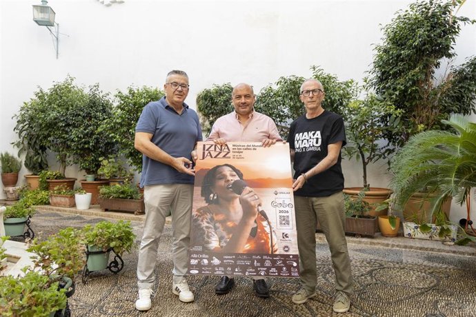Gabriel Duque (centro), muestra junto a Lope Ruiz (izda.) el cartel del Festival Iznajazz.