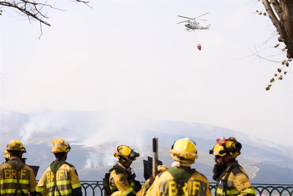 Archivo - Bomberos trabajan en la extinción de un incendio en Cabuérniga, Cantabria (España). 