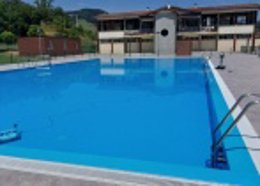 Artziniega mantiene cerradas sus piscinas para que los bomberos utilicen su agua para refrescar el incendio