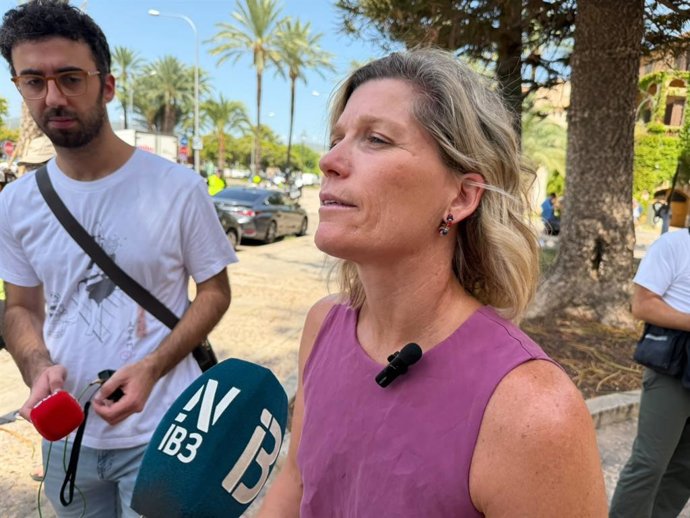 La portavoz adjunta del PSIB en el Consell de Mallorca, Sofía Alonso, en atención a los medios, tras el minuto de silencio por las víctimas de los terremotos de Colombia frente a Consolat de Mar