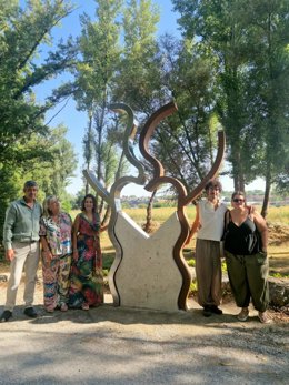 La escultura simboliza la unión de los ríos Guadalaviar y Alfambra en el punto exacto donde nace el Turia.