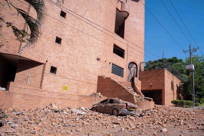 Fotografía tomada el 10 de agosto de 2026 que muestra un vehículo dañado tras el terremoto en Cali, Colombia.