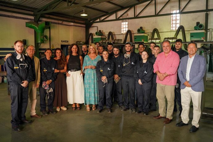 Visita de la alcaldesa de Huelva, Pilar Miranda, al Programa de Empleo y Formación en Soldadura Huelva H2