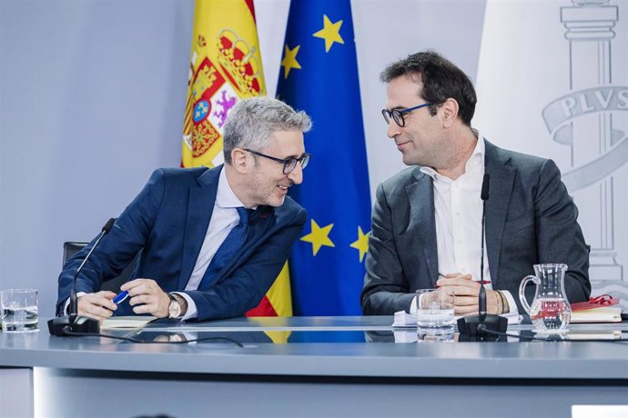 Archivo - (i-d) El ministro de Hacienda, Arcadi España, y el vicepresidente primero y ministro de Economía, Comercio y Empresa, Carlos Cuerpo.