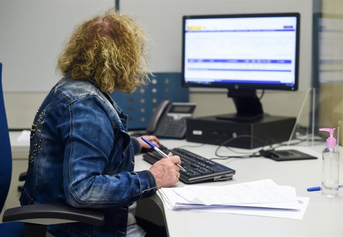 Archivo -  Una empleada pública durante su jornada laboral.