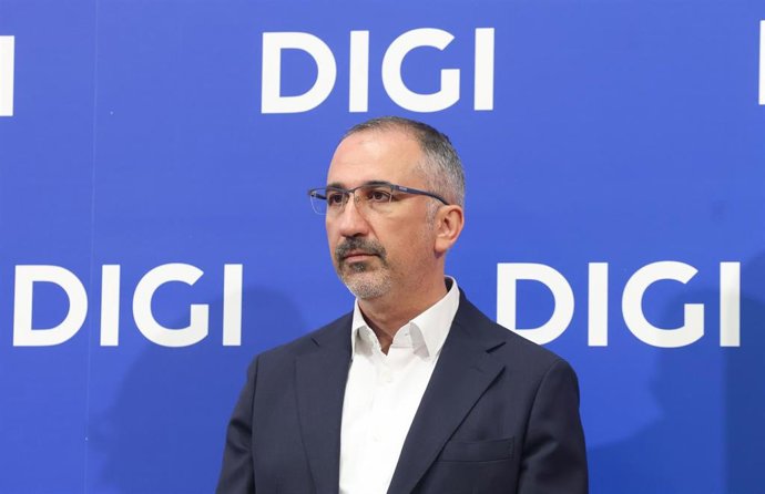 El consejero delegado de DIGI, Marius Varzaru, durante la celebración del tradicional acto del toque de campana con motivo del debut de la compañía de telecomunicaciones Digi en la Bolsa española, a 16 de julio de 2026, en Madrid (España). Este acontecimi