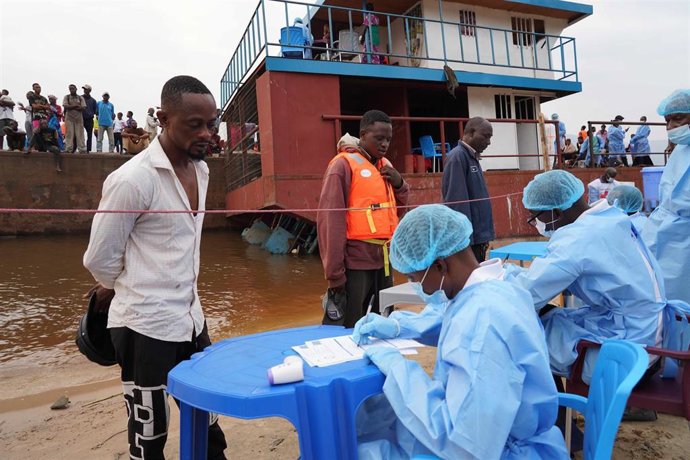 Las autoridades sanitarias de la RDCongo interceptan una embarcación de pasajeros en las afueras de Kinshasa tras las sospechas de que uno de ellos murió por ébola.