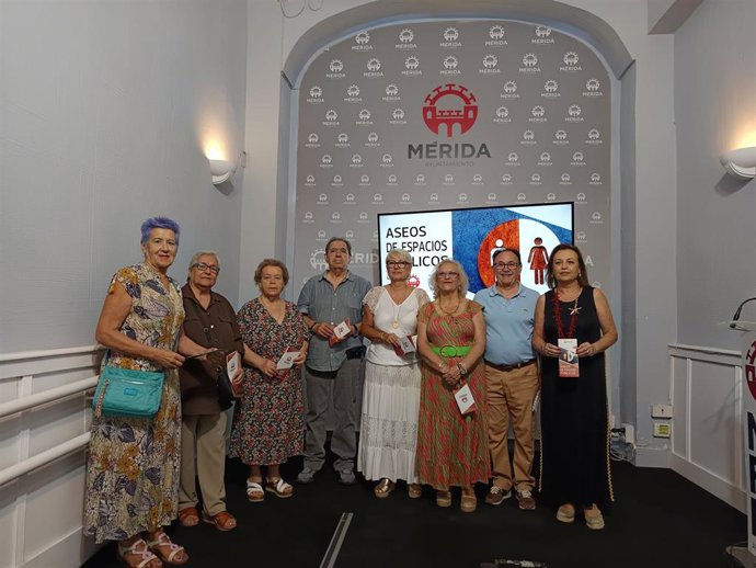Presentación de la Guía de Aseos Públicos distribuidos en diferentes puntos de la ciudad