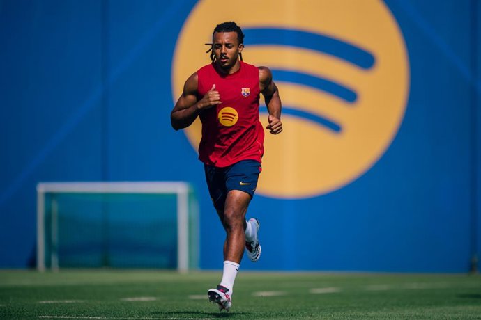 O jogador do FC Barcelona, Jules Koundé, durante um treino na pré-temporada 2026/27