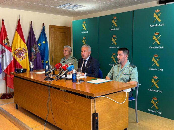 Sen junto a responsables de la Guardia Civil en Palencia.