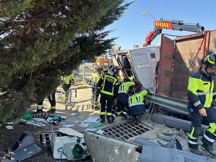 Un camionero queda atrapado por la cabeza entre la ventanilla y un guardarraíl en un accidente en la A-3