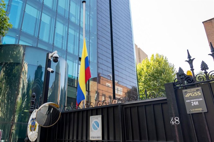 Bandera a media asta en la Embajada de Colombia, a 11 de agosto de 2026, en Madrid (España). La Embajada de Colombia ha colocado la bandera a media asta tras el terremoto de magnitud 7,4 en la escala de Richter registrado este lunes en el municipio de San