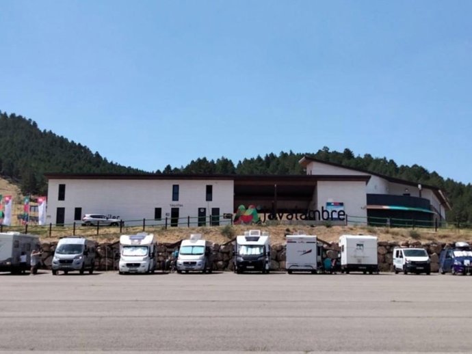 Autocaravanas estacionadas en Camarena de la Sierra (Teruel).