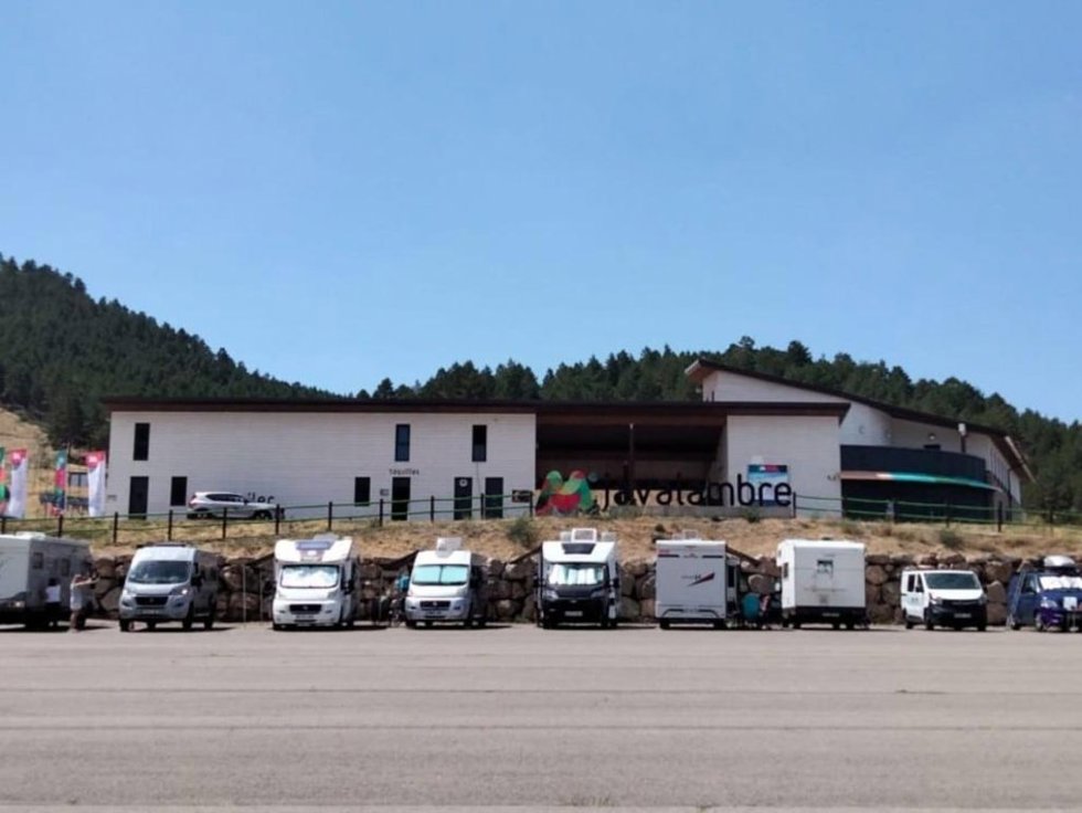 Autocaravanas estacionadas en Camarena de la Sierra (Teruel).