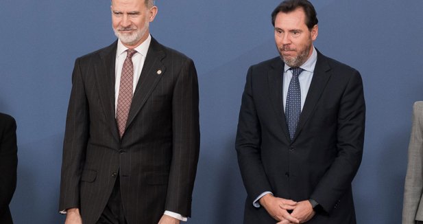 Puente avisa al Rey de que saludar a un "activista de ultraderecha" contamina su imagen