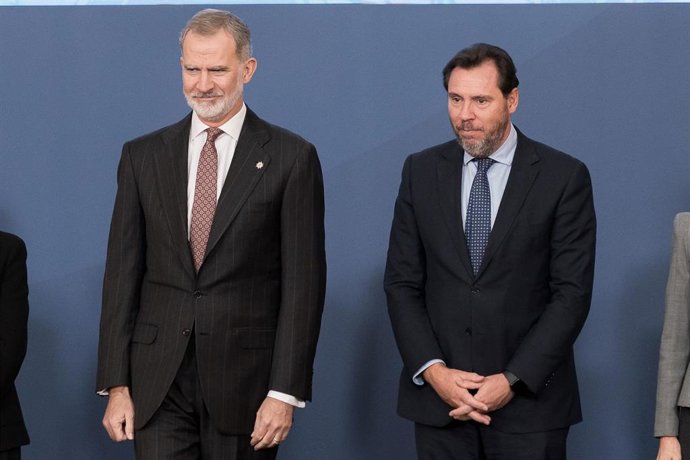 Archivo - El Rey Felipe VI durante el acto de entrega del IX Premio Reino de España a la Trayectoria Empresarial, junto al ministro de Transportes, Óscar Puente (d), el 1 de diciembre de 2025.