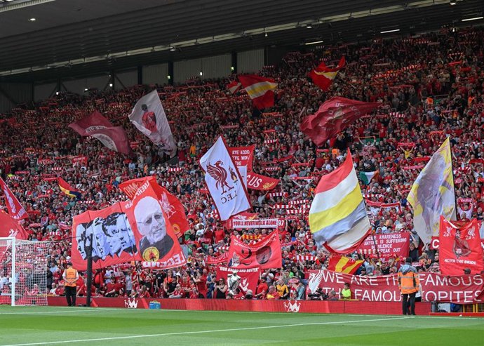 Archivo - La grada de animación del Liverpool durante un partido de Premier League en el Estadio Anfield.