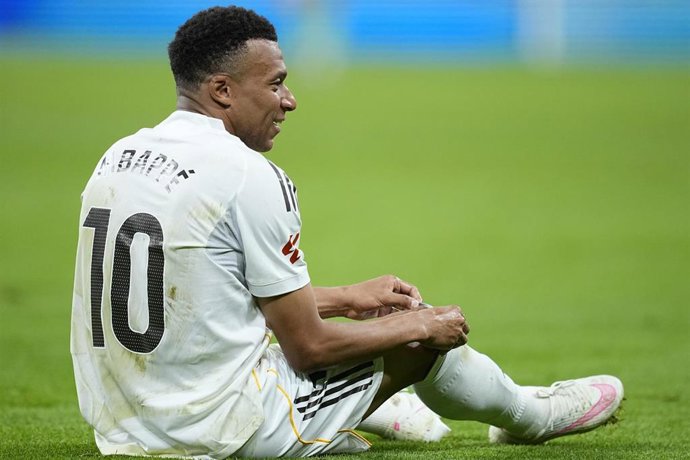 Archivo - Kylian Mbappé durante un partido del Real Madrid 