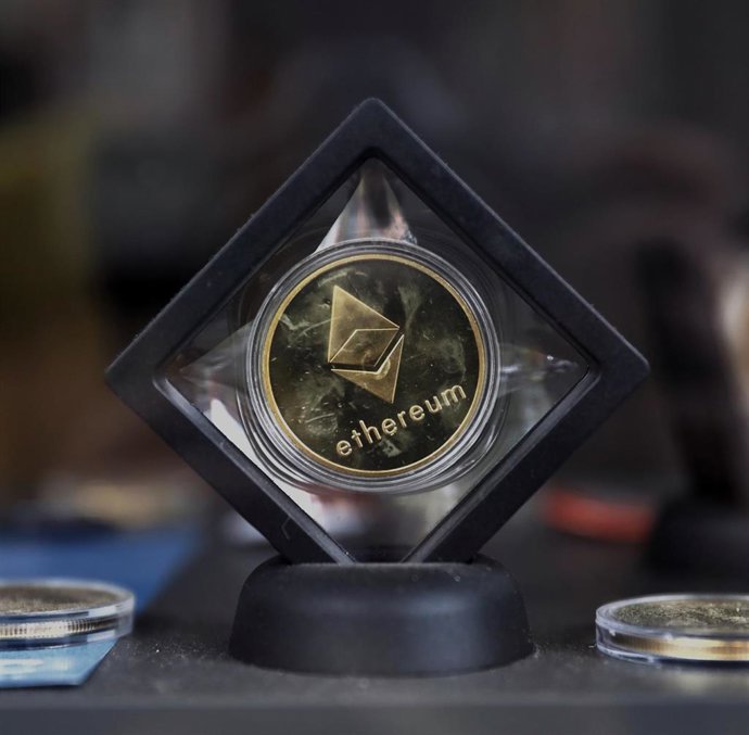Archivo - Una criptomoneda de ethereum, a 14 de septiembre de 2022, en Madrid (España). Ethereum ha adelantado su fusión, y con ella cambiará su protocolo a ‘proof of stake’, una actualización llamada ‘Ethereum Merge'. Esta actualización permite que la cr