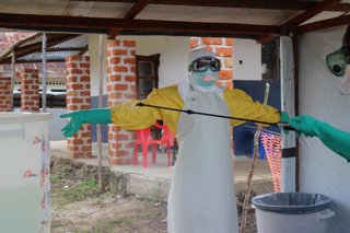 (Foto de ARCHIVO)  Personal sanitario en un centro de tratamiento de ébola apoyado por MSF en Bolomba, República Democrática del Congo    REMITIDA / HANDOUT por MSF/FRANCK NGONGA  03/8/2020