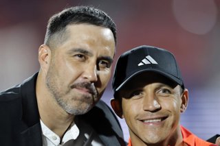 Futbol, Chile vs Ecuador. Clasificatorias al Mundial 2026. El jugador de la seleccion chilena Alexis Sanchez y Claudio Bravo son fotografiados durante el partido clasificatorio al Mundial 2026 contra Ecuador disputado en el estadio Nacional de Santiago,
