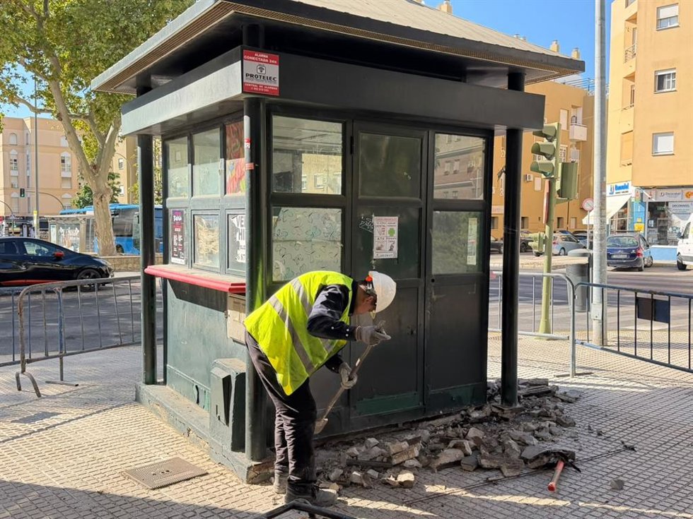 Un operario municipal en los trabajos para retirar un kiosko en desuso en El Puerto de Santa María (Cádiz)