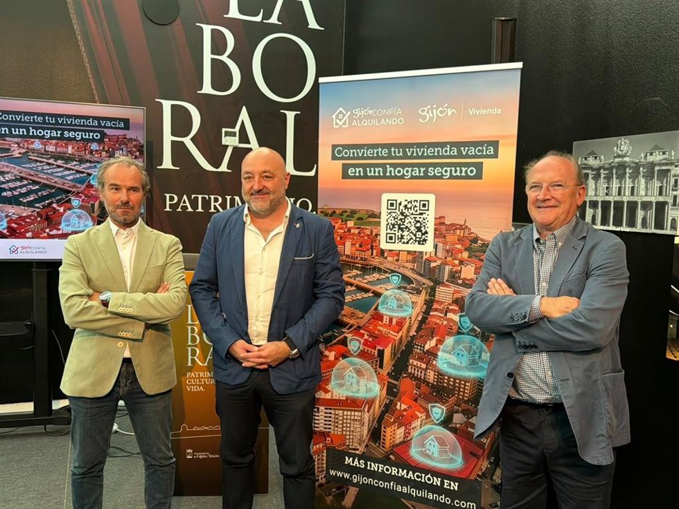 El director gerente de EMVISA, Ángel Valiente; el concejal de Servicios Sociales, Vivienda y Cooperación, Guzmán Pendás; y el diputado del PP en la Junta General, José Agustín Cuervas-Mons, durante la presentación de 'Gijón Confía Alquilando'.