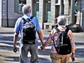 Foto: Un traumatólogo avisa: caminar 8.000 o 10.000 pasos al día no basta para llegar con autonomía a los 70