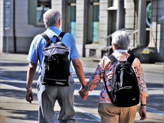 Archivo - Experto afirma que caminar 10.000 pasos diarios no es suficiente para conservar la capacidad física en la vejez