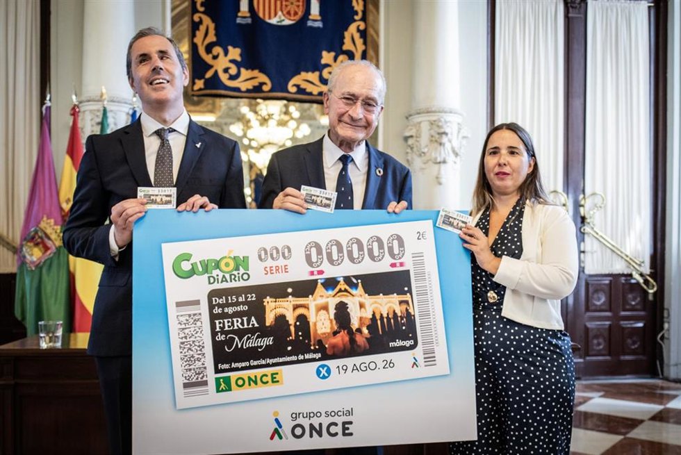 El director de la ONCE en Málaga, Marcelo Rosado, y la vicepresidenta del Consejo Territorial, Leonor Basallote, y el alcalde de Málaga, Francisco de la Torre, en la presentación del nuevo cupón para el sorteo del próximo miércoles.